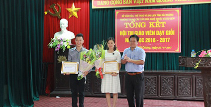 Đồng chí Phạm Sĩ Cẩn - Phó giám đốc Sở VHTTDL Hải Dương trao thưởng cho giáo viên đạt giải nhất và giải nhì