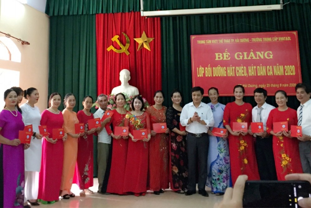 Đồng chí Mai Xuân Tuấn - Bí thư chi bộ, Hiệu trưởng nhà trường trao giấy chứng nhận cho học viên hoàn thành khóa học