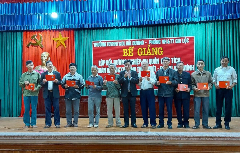 Đồng chí Mai Xuân Tuấn - Bí thư chi bộ, Hiệu trưởng nhà trường trao giấy chứng nhận hoàn thành chương trình bồi dưỡng cho các học viên