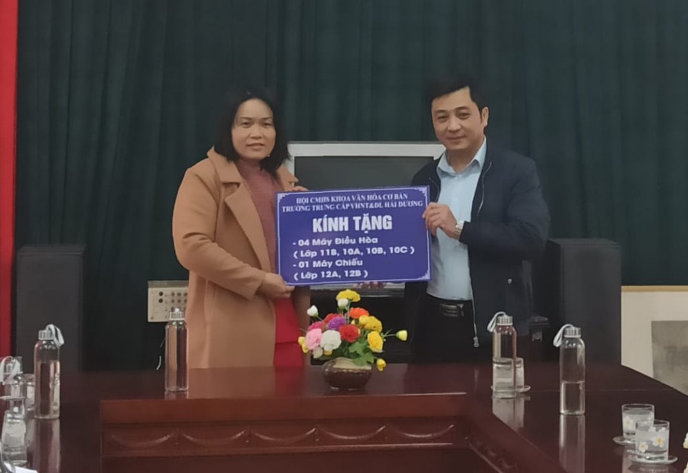 Đồng chí Mai Xuân Tuấn - Bí thư chi bộ, Hiệu trưởng nhà trường nhận các trang thiết bị do hội cha mẹ học sinh trao tặng