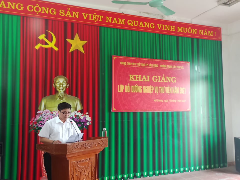 Đồng chí Mai Xuân Tuấn - Bí thư chi bộ, Hiệu trưởng nhà trường phát biểu tại buổi khai giảng