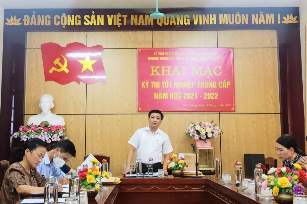 Thầy Mai Xuân Tuấn - Bí thư chi bộ, Hiệu trưởng nhà trường phát biểu tại buổi khai mạc