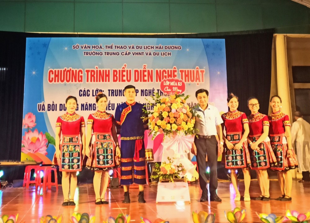 Thầy Mai Xuân Tuấn - Bí thư chi bộ, Hiệu trưởng nhà trường nhận hoa chúc mừng của học sinh lớp NTBD Múa dân gian dân tộc K5