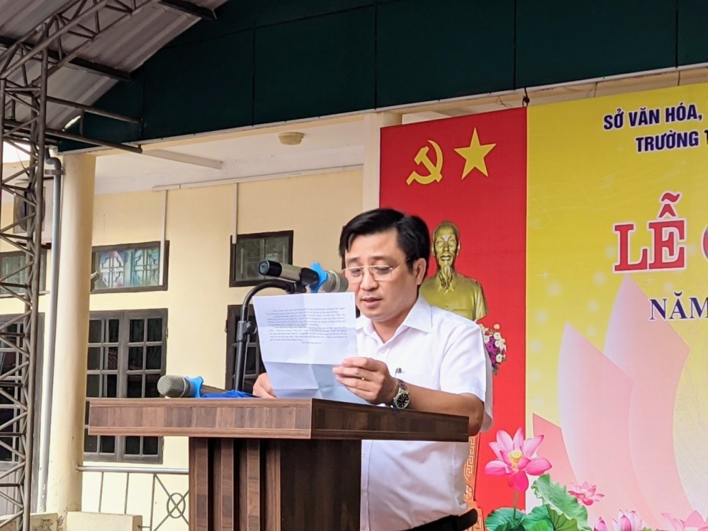 Thầy Mai Xuân Tuấn - Bí thư Chi bộ, hiệu trưởng nhà trường phát biểu
