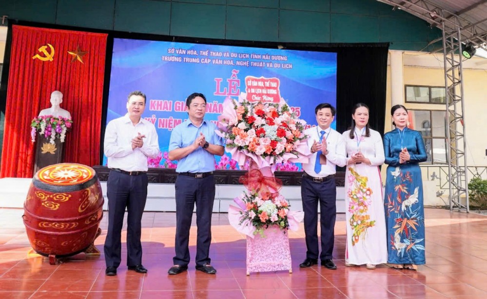 Ông Nguyễn Thành Trung- Giám đốc Sở Văn hoá Thể thao và Du lịch Hải Dương tặng hoa chúc mừng nhà trường