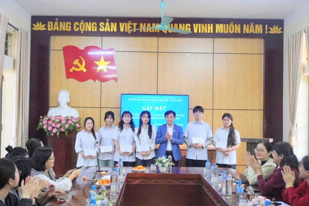 Gặp mặt đội tuyển tham dự thi Kì thi chọn học sinh giỏi Thành phố cấp THPT