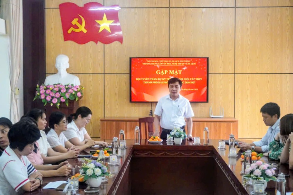 Thầy Mai Xuân Tuấn - Bí thư Chi bộ, Hiệu trưởng nhà trường phát biểu tại buổi gặp mặt