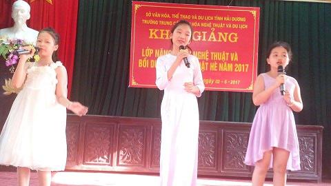 Học sinh lớp năng khiếu nghệ thuật Thanh nhạc biểu diễn văn nghệ chào mừng lễ khai giảng