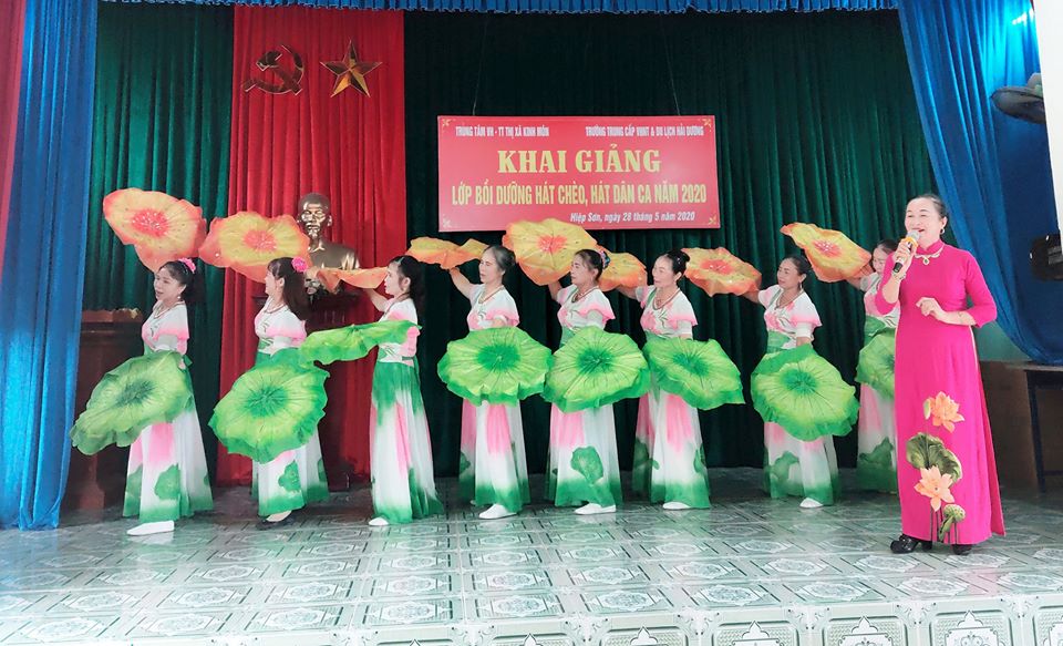 Biểu diễn văn nghệ chào mừng khai giảng lớp học