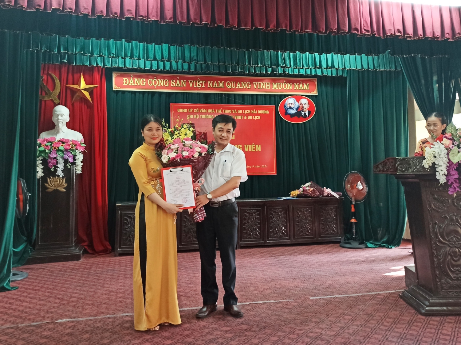 Đồng chí Mai Xuân Tuấn - Bí thư chi bộ, Hiệu trưởng nhà trường trao quyết định kết nạp Đảng và chúc mừng đồng chí Lê Thị Thu Hà