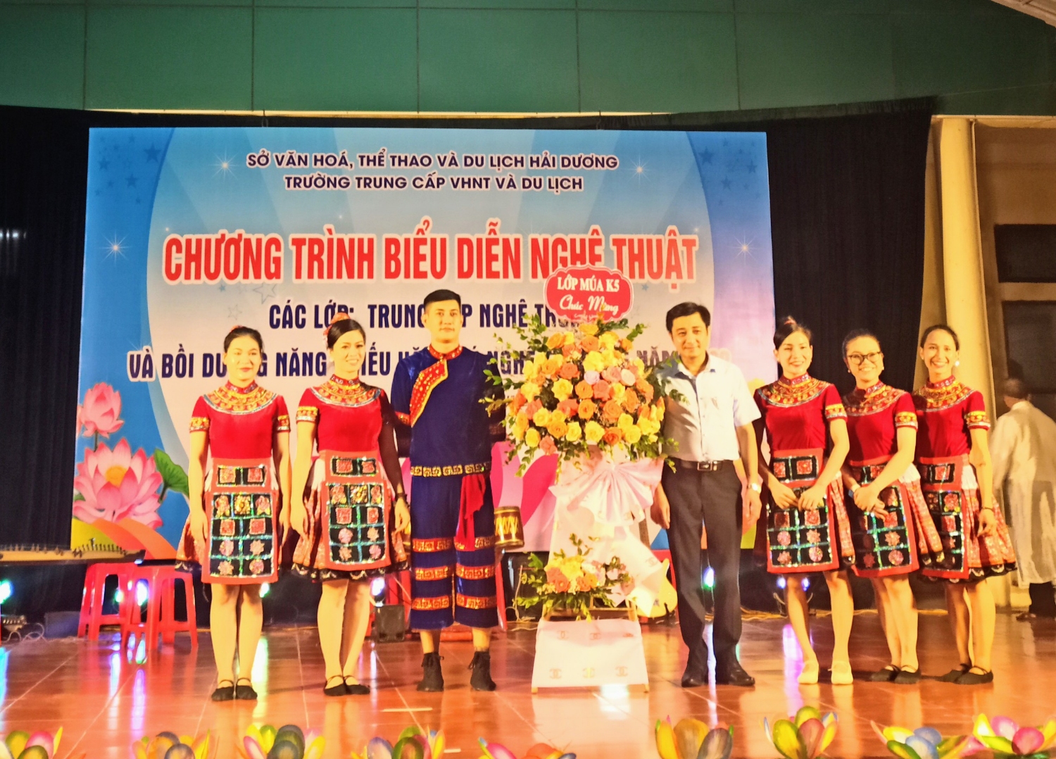 Thầy Mai Xuân Tuấn - Bí thư chi bộ, Hiệu trưởng nhà trường nhận hoa chúc mừng của học sinh lớp NTBD Múa dân gian dân tộc K5