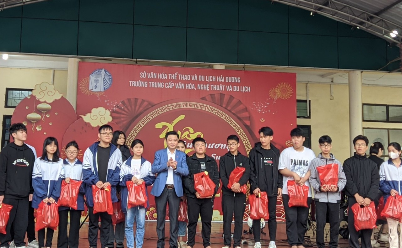 Thầy Mai Xuân Tuấn - Bí thư chi bộ, Hiệu trưởng nhà trường tặng quà cho học sinh có hoàn cảnh khó khăn