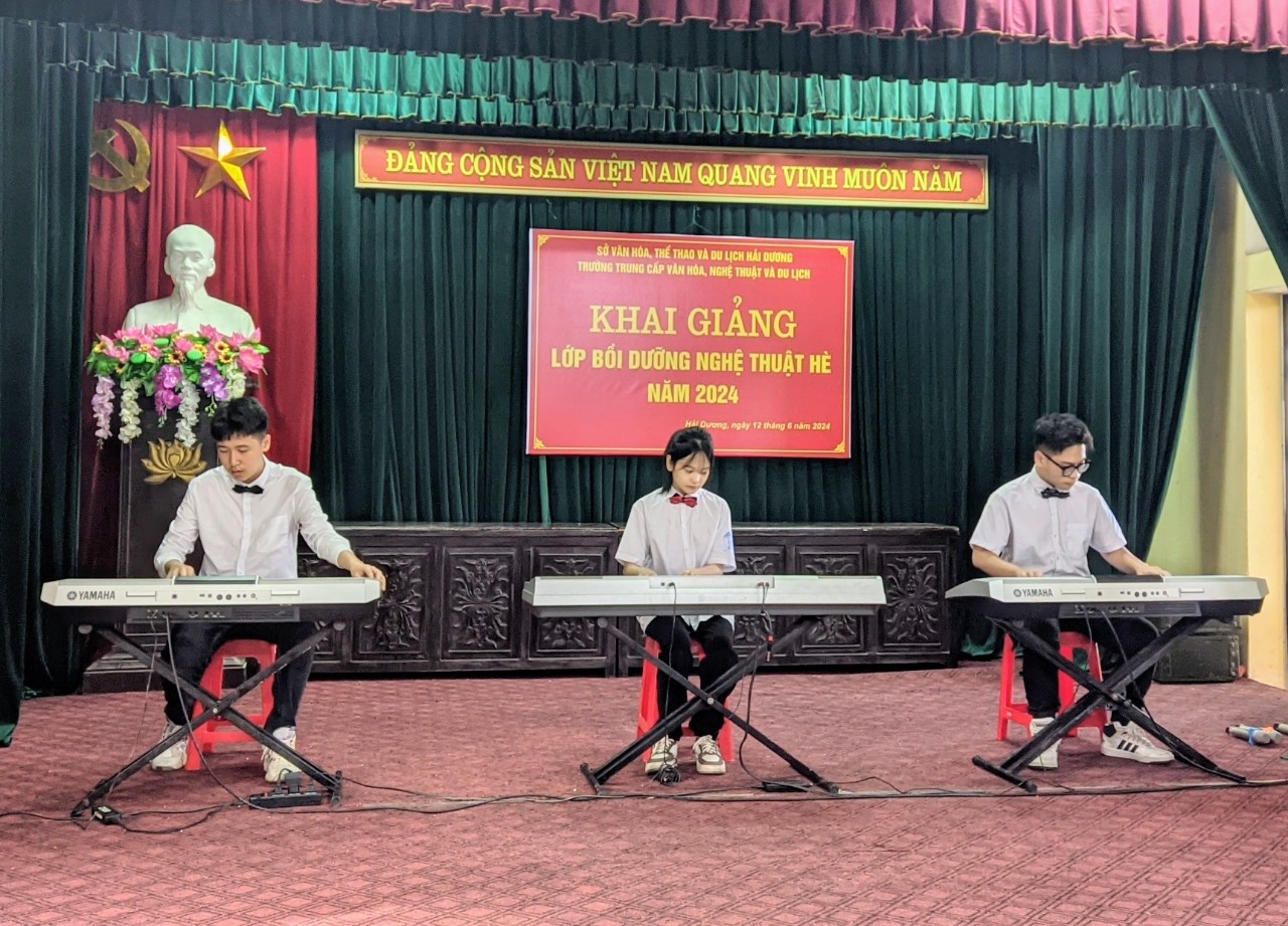 Tiết mục biểu diễn của học sinh lớp TC Nhạc cụ