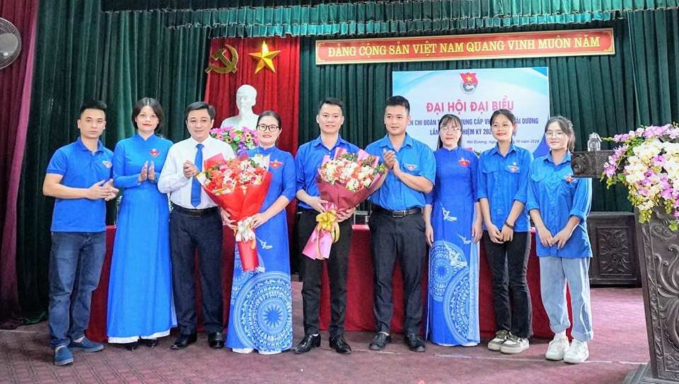 Đ/c Mai Xuân Tuấn - Bí thư Chi bộ, Hiệu Trưởng nhà trường tặng hoa chúc mừng Ban chấp hành LCĐ khóa mới